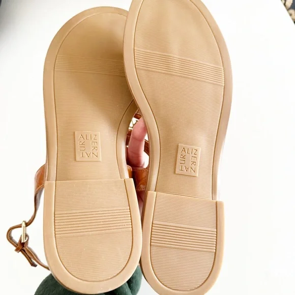 NEW Naturalizer Lizzi Tan Brown Faux Leather T-Strap Thong Sandals Size 11 - Picture 5 of 6